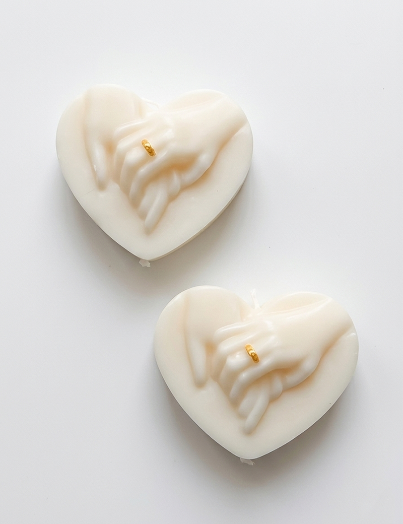 Pink-toned customizable couple candle for bridal celebrations in Syria.