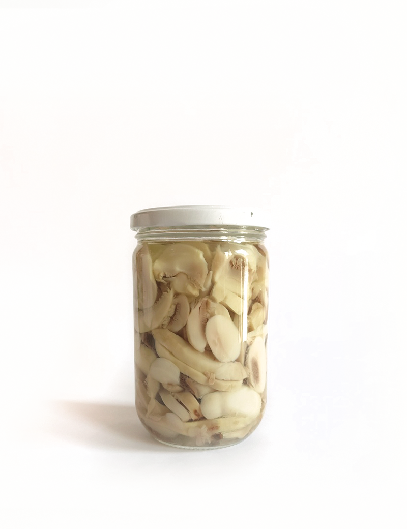 مطربان زجاجي يحتوي على فطر محاري ملكي مقطع وجاهز للتوصيل كهدية داخل سوريا على خلفية بيضاء.
