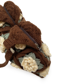 Close-up of the metal zipper closure on the top of the wool handmade bag.