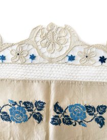 View of the transition between the honeycomb lace mesh and the central panel.